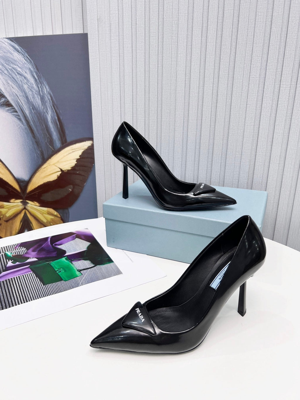 26S POINTED TOE PUMPS STILETTO HEEL 95MM IN BLACK PATENT CALFSKIN LOGO