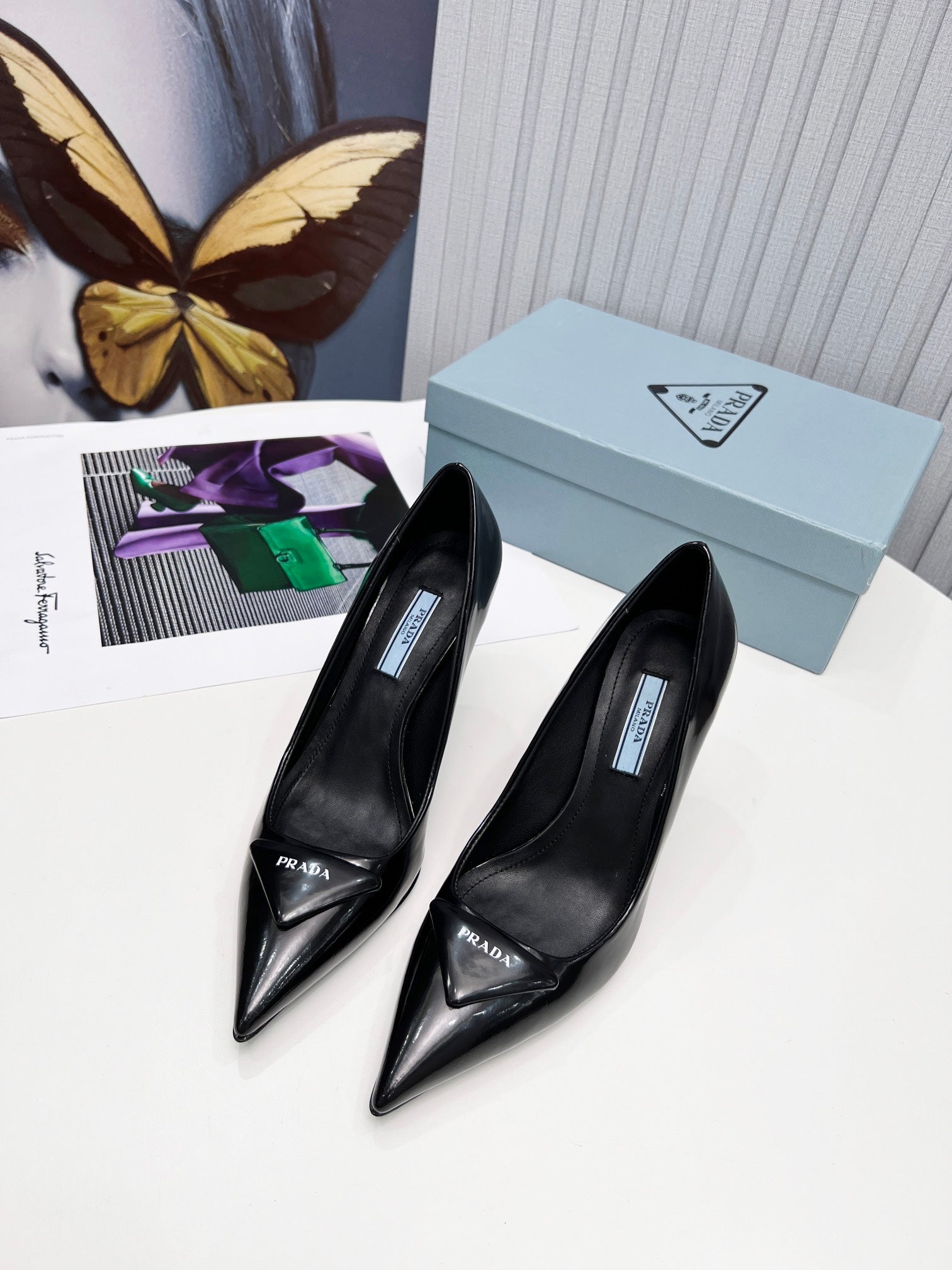 26S POINTED TOE PUMPS STILETTO HEEL 95MM IN BLACK PATENT CALFSKIN LOGO