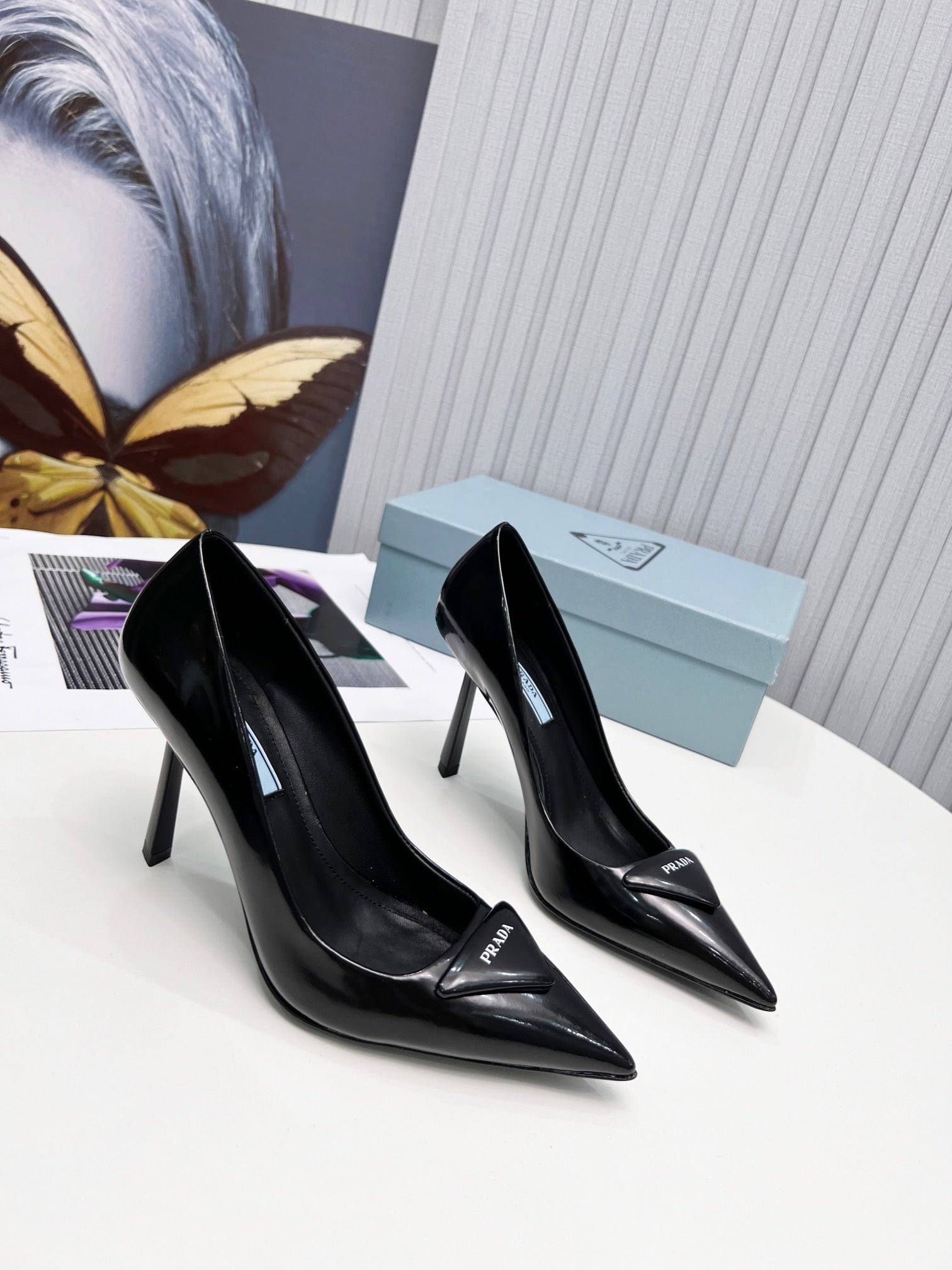 26S POINTED TOE PUMPS STILETTO HEEL 95MM IN BLACK PATENT CALFSKIN LOGO