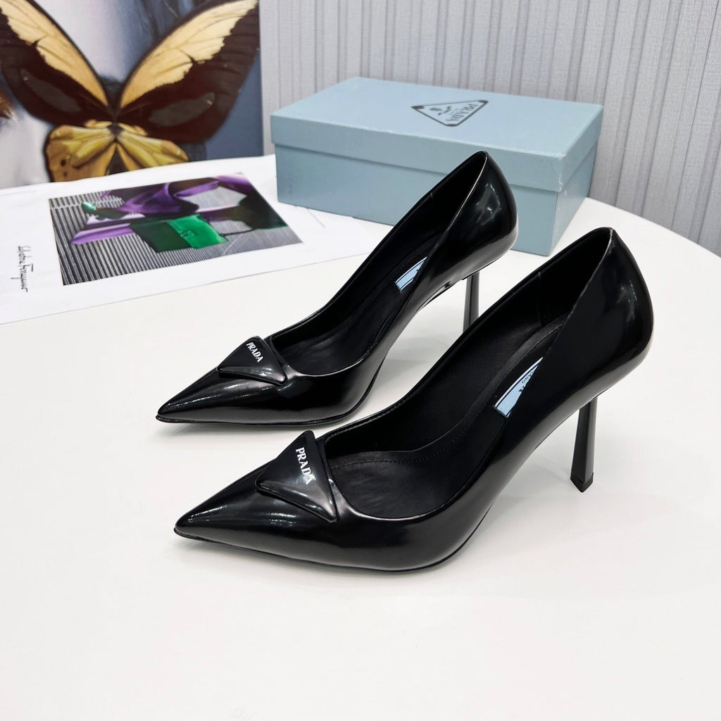26S POINTED TOE PUMPS STILETTO HEEL 95MM IN BLACK PATENT CALFSKIN LOGO