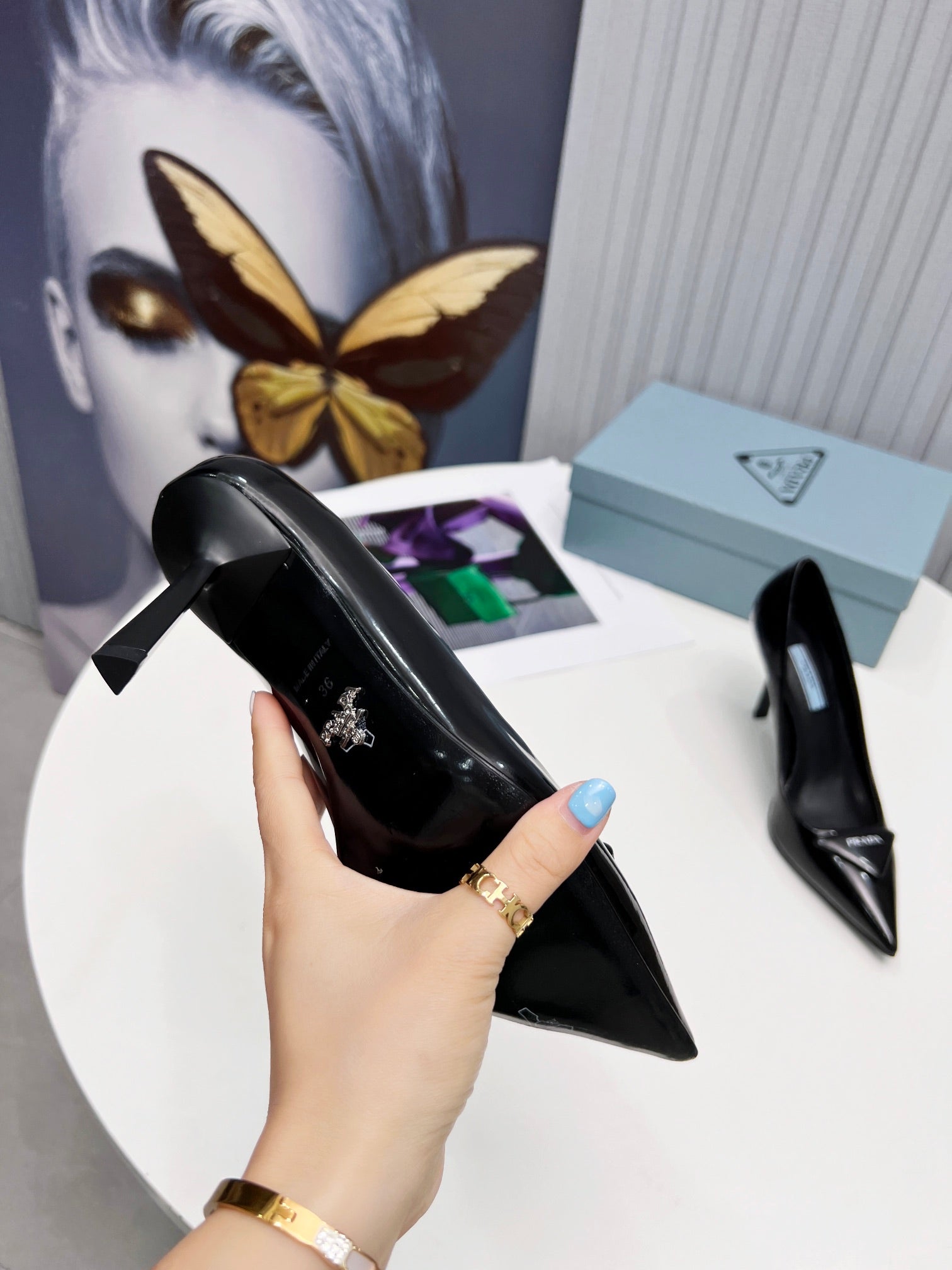 26S POINTED TOE PUMPS STILETTO HEEL 95MM IN BLACK PATENT CALFSKIN LOGO