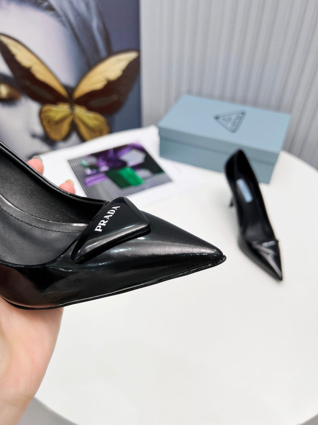 26S POINTED TOE PUMPS STILETTO HEEL 95MM IN BLACK PATENT CALFSKIN LOGO