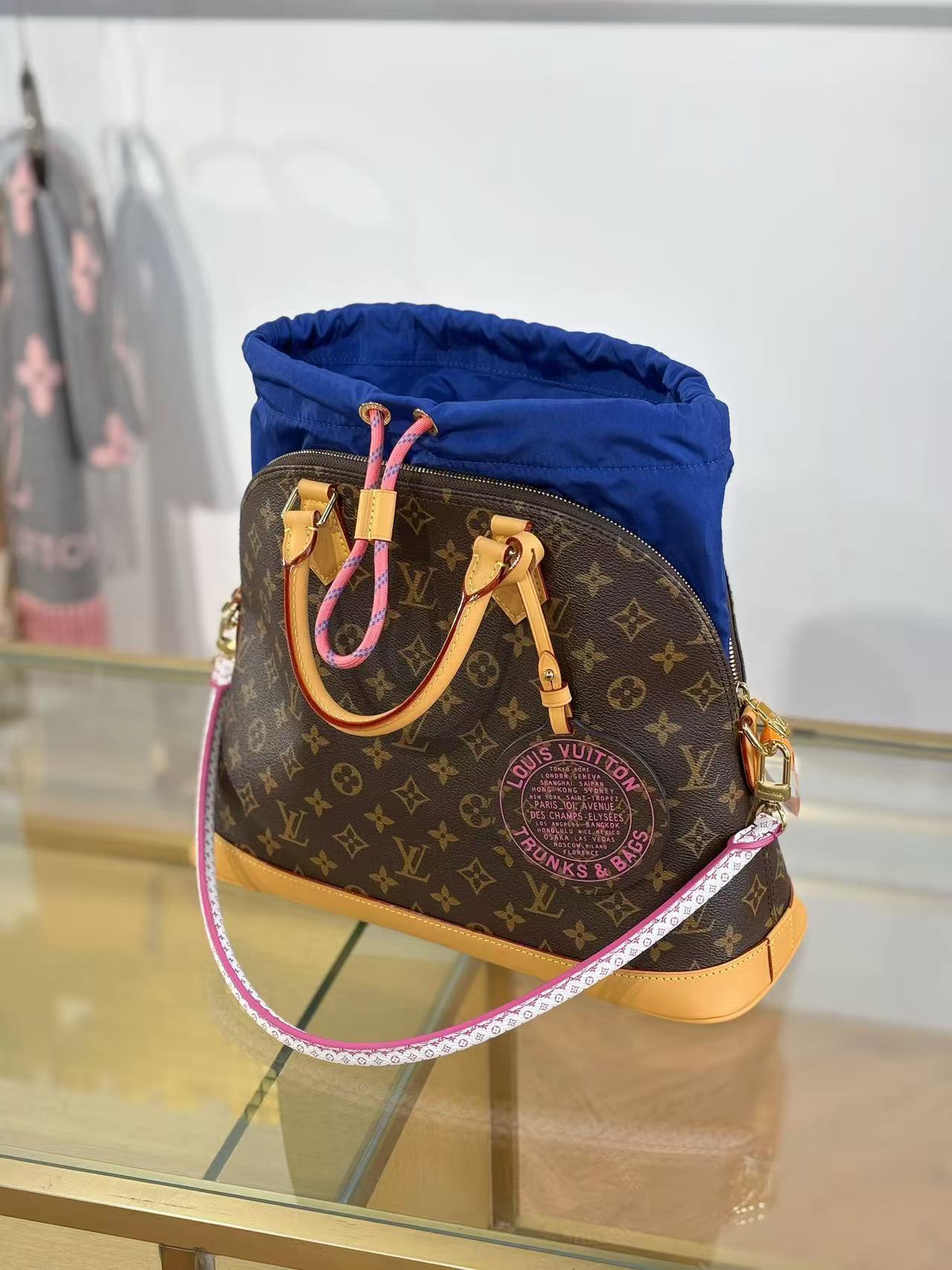 26S ALMA DRAWSTRING BAG IN MONOGRAM CANVAS WITH NATURAL COWHIDE LEATHER