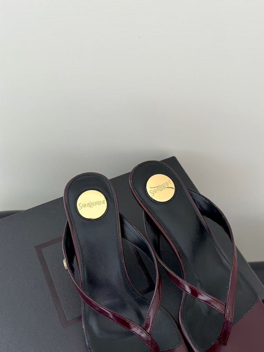 26S THONG HIGHHEEL SANDAL IN BURGUNDY PATENT LEATHER