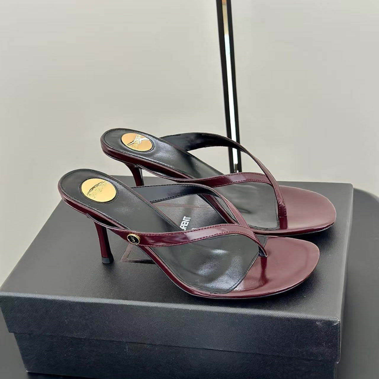 26S THONG HIGHHEEL SANDAL IN BURGUNDY PATENT LEATHER